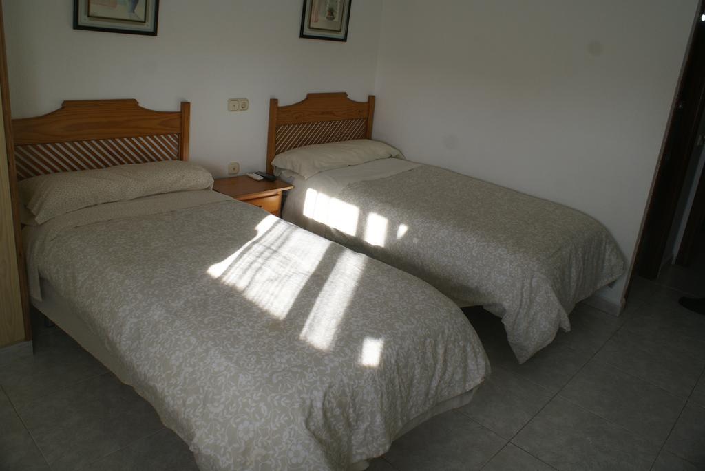 Hostal Velasco Valdelacalzada Exterior photo